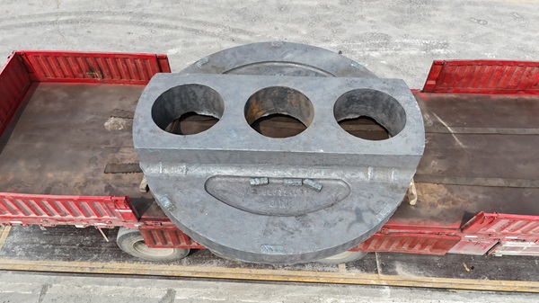 选购建材行业大型铸钢件，除了强度，还需关注哪些关键性能？