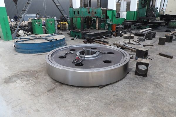 建材回转窑更换托轮，大型铸钢件托轮厂家怎么选？腾飞铸钢选型指南