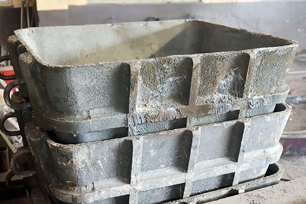大型铸钢件厂家对渣盆生产和清理时都需要注意的事项是？